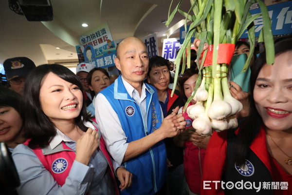 ▲陳美雅（左）表示許多人非常支持韓國瑜（中），卻也可能導致有心人士藉此對支持者進行募款，請民眾多加留意。（圖／記者宋德威攝）