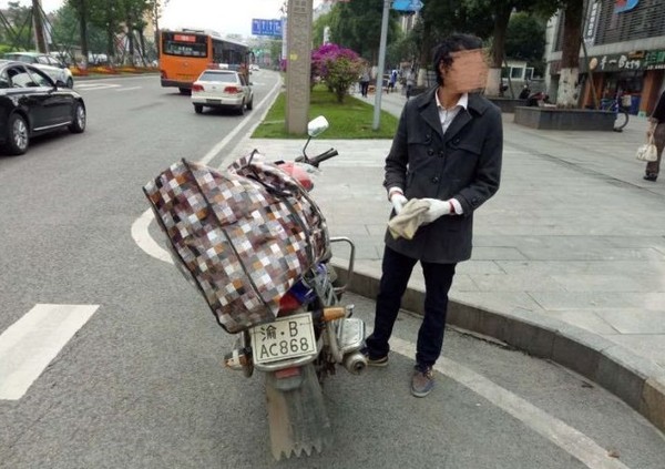 ▲▼重慶男異想天開，手繪機車車牌上路。（圖／翻攝自第1眼）