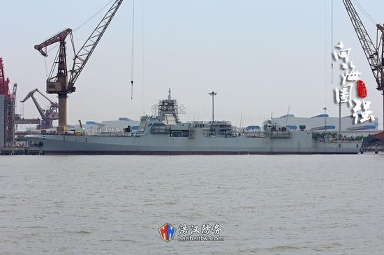 055型萬噸級驅逐艦首艦被拍攝到已拖出港池，停靠船廠碼頭，將隨時進行第一次試航。（圖／翻攝自浩漢防務）