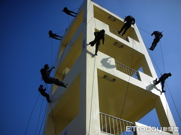 ▲特警運用各式攀降技法操作建物繩索速降任務。（圖／記者宋德威攝）