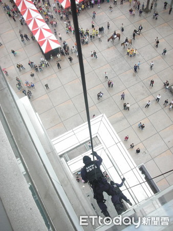 ▲高市特警於百貨公司頂樓表演建物攀降，民眾大聲叫好。（圖／記者宋德威攝）