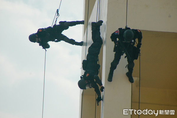 ▲特警都接受過半軍事化訓練；繩索下降為特警必學之技能及戰術運用。（圖／記者宋德威攝）