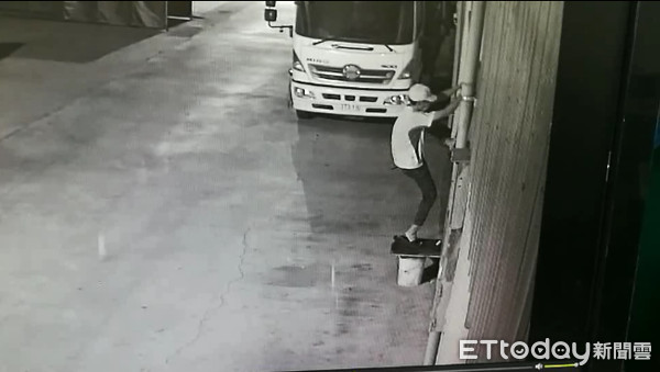 ▲▼雖當下沒有抓到竊賊，但警方埋伏多日後，已將鄭姓竊賊逮捕到案。（圖／記者林姸君翻攝）