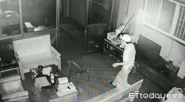 ▲▼雖當下沒有抓到竊賊，但警方埋伏多日後，已將鄭姓竊賊逮捕到案。（圖／記者林姸君翻攝）