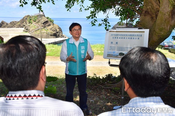 劉櫂豪立委邀集民航局林國顯局長以及原民會夷將．拔路兒主任委員前往蘭嶼，分別會勘蘭嶼機場跑道改善以及雅美文創園區。（圖／劉櫂豪辦公室提供）