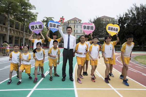 ▲東園國小竹市首座彩虹跑道。（圖／新竹市政府提供）