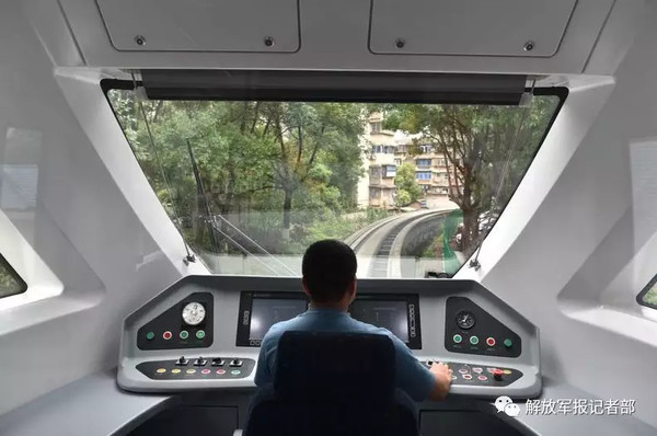 ▲▼中國新型磁浮列車試驗成功時速可達160公里以上             。（圖／翻攝自解放軍報記者部微信）