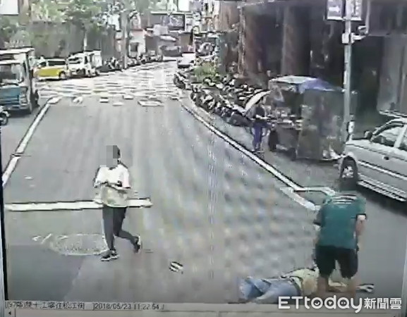 ▲▼老翁騎車返家卻被貨車撞倒在地。（圖／記者陳雕文翻攝）