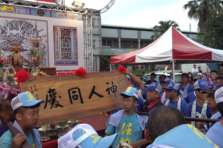 ▲屏東高樹鄉「梁家木吒二太子」神明遶境撒千元大鈔。（圖／翻攝自「黑色豪門企業」臉書）