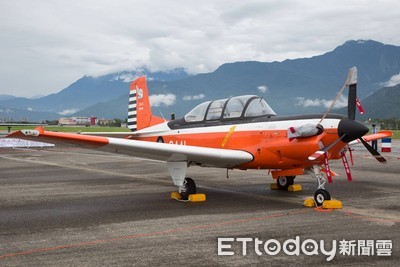 快訊／現場畫面曝光！岡山空軍官校教練機墜毀　2飛行員殉職