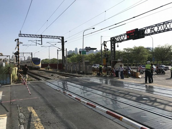 爺孫闖平交道撞遮斷桿倒地！揹書包孫回頭救阿公　機車撞飛解體。（圖／台鐵）