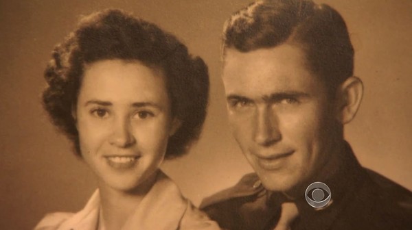 妻子癡等丈夫60年才發現...法國小鎮將他當英雄年年紀念（圖／CBS News 影片截圖）