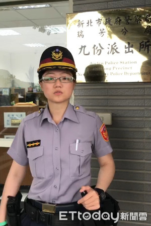 ▲▼女警雖然害怕巨蛇，但為了疏散交通仍奮勇上前，讓用路人大表讚賞。（圖／瑞芳警分局提供）