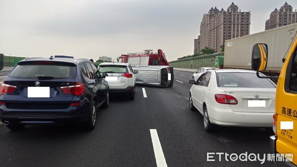 ▲▼國道3號傳連環車禍，疑似因爆胎惹禍。（圖／記者林煒傑翻攝）