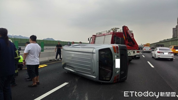 ▲▼國道3號傳連環車禍，疑似因爆胎惹禍。（圖／記者林煒傑翻攝）