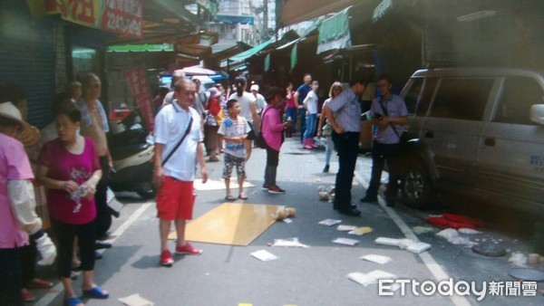 ▲▼男子稱車輛機械故障暴衝，波及眾多攤位，造成2名民眾受傷。（圖／記者林煒傑翻攝）