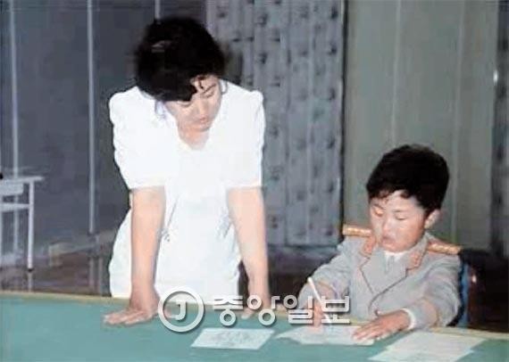 北韓紀錄片中金正恩母親高容姬與年幼的金正恩照片。南韓媒體報導，高容姬因為在日僑胞身分，導致將她「偶像化」的計畫遭到擱淺。（截圖自網路，joins.com）