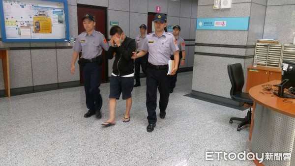 ▲▼警方從凌男身上搜出5百包咖啡包，並將人移送法辦。（圖／記者邱中岳翻攝）