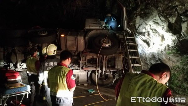 ▲▼ 蘇花公路一聯結車自撞山壁，經4小時半就出駕駛。（圖／宜蘭消防局提供）