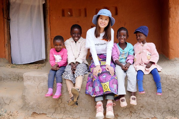 ▲▼林心如遠赴非洲尚比亞，探訪資助四年的艾莉妲，也關注當地生活狀況。（圖／台灣世界展望會）