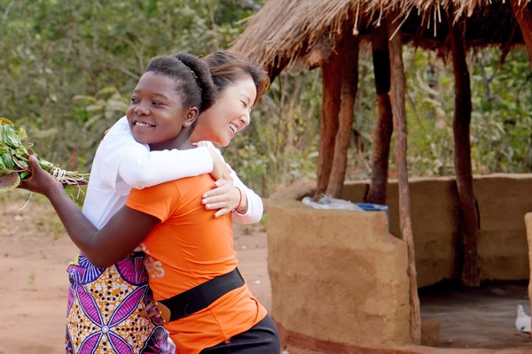 ▲▼林心如遠赴非洲尚比亞，探訪資助四年的艾莉妲，也關注當地生活狀況。（圖／台灣世界展望會）