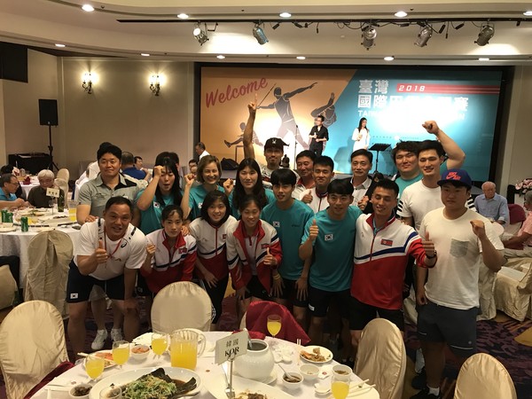 ▲▼           南北韓選手在台灣田徑公開賽晚宴合照  。（圖／記者洪偵源攝）