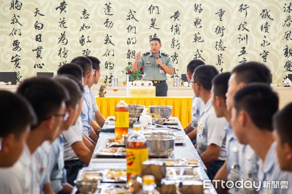 ▲▼中正預校校長採訪、校園直擊拍攝。餐廳用餐,校長主持慶生會（圖／記者季相儒攝）