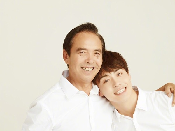 ▲馬天宇在2017年公開和父親的合照。（圖／翻攝自馬天宇微博）