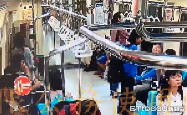 ▲▼男子露鳥被警逮。（圖／記者陳雕文翻攝）