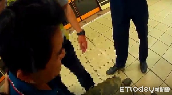 ▲▼男子露鳥被警逮。（圖／記者陳雕文翻攝）