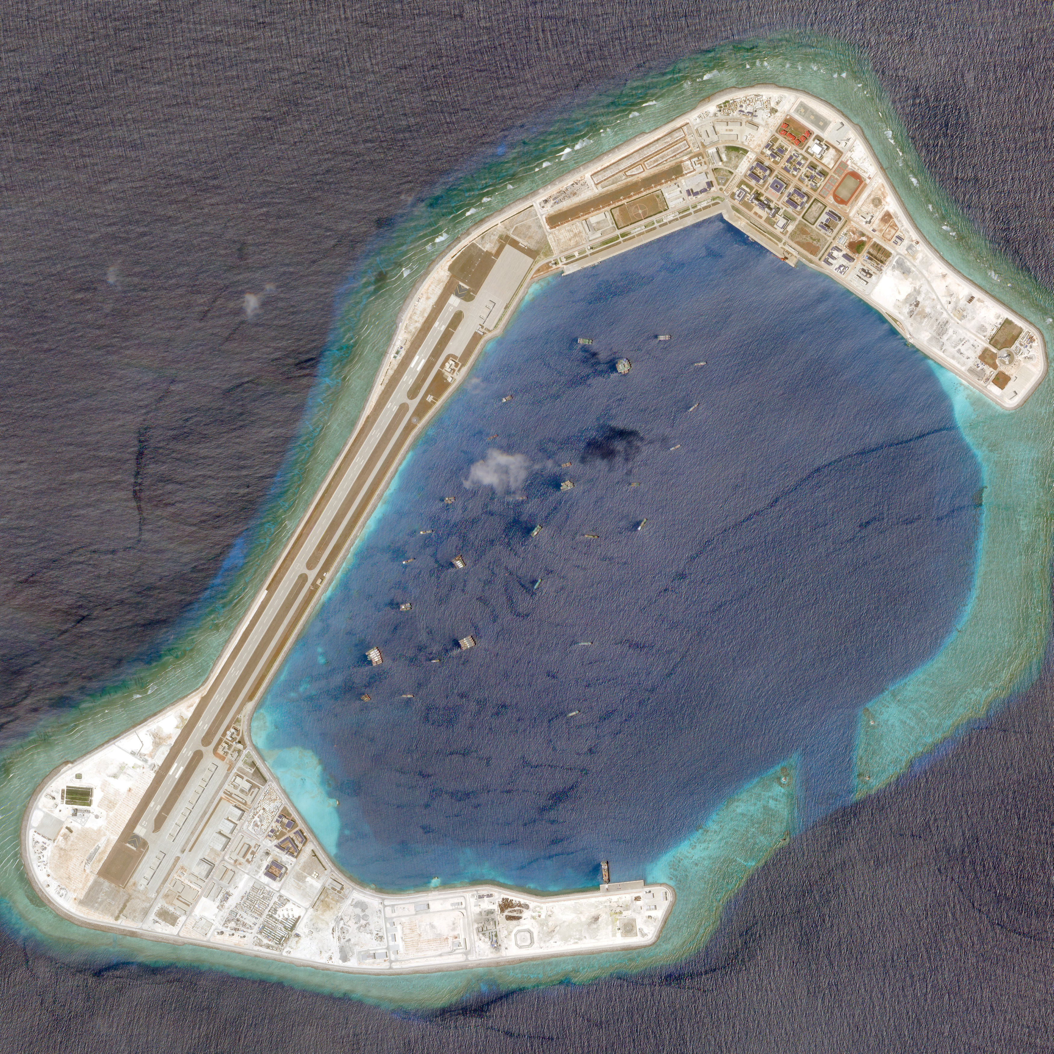 ▲ 衛星照片顯示出，渚碧礁島上有著近400棟建築物。軍事專家分析，這裡未來可能將作為中國在南海的軍事中心 。（圖／路透社）