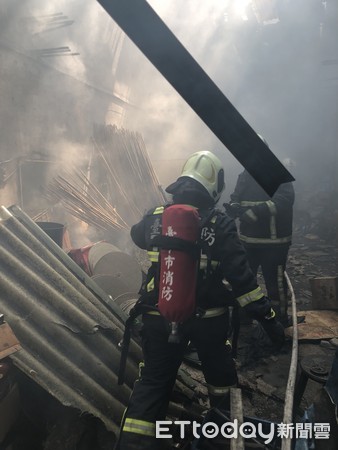 ▲▼豐原朴子街發生工廠氣爆，造成１人受到燒燙傷，送醫後無生命危險。（圖／記者李忠憲翻攝）