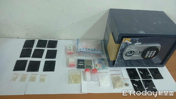 ▲台南市警六分局查獲許姓嫌犯等人涉嫌持2、3級毒品及販毒分裝工具。（圖／記者林悅翻攝，下同）