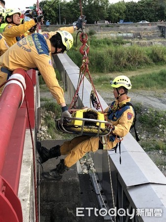 ▲▼太平一江橋下發生２男受困河床，消防隊立刻用吊車、擔架將人救起，才知道２人其實是有金錢糾紛，追打到受困。（圖／記者李忠憲翻攝）