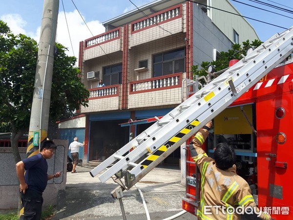 ▲台南市學甲區中洲里26日上午發生住宅火警，消防局據報出動消防人車前往搶救。（圖／記者林悅翻攝）