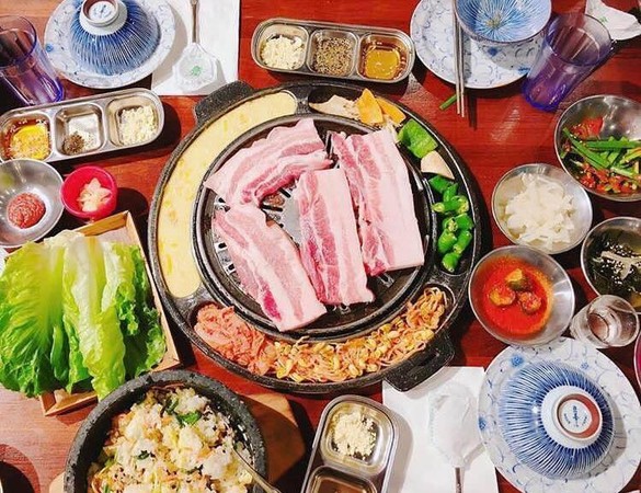 ▲藝人納豆開設韓式烤肉店「滋滋咕嚕」。（圖／翻攝自納豆、滋滋咕嚕臉書）