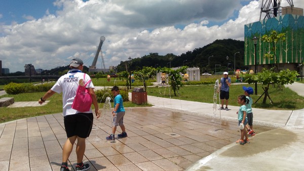 ▲▼八里左岸水霧廣場、汐止星座公園。（圖／新北市政府水利局）