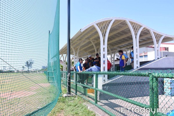 花蓮市長魏嘉賢前往大本運動公園壘球場，感謝後憲荷松協會認養球場及平常維䕶的用心與努力並頒發感謝狀。（圖／花蓮市公所提供）