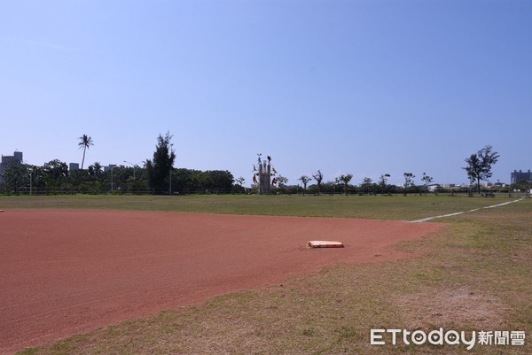 花蓮市長魏嘉賢前往大本運動公園壘球場，感謝後憲荷松協會認養球場及平常維䕶的用心與努力並頒發感謝狀。（圖／花蓮市公所提供）