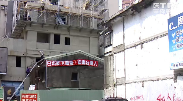 ▲▼釘子戶「7坪換2戶」想要更多！慘遭建商放生　爬屋頂跳樓抗議。（圖／東森新聞）