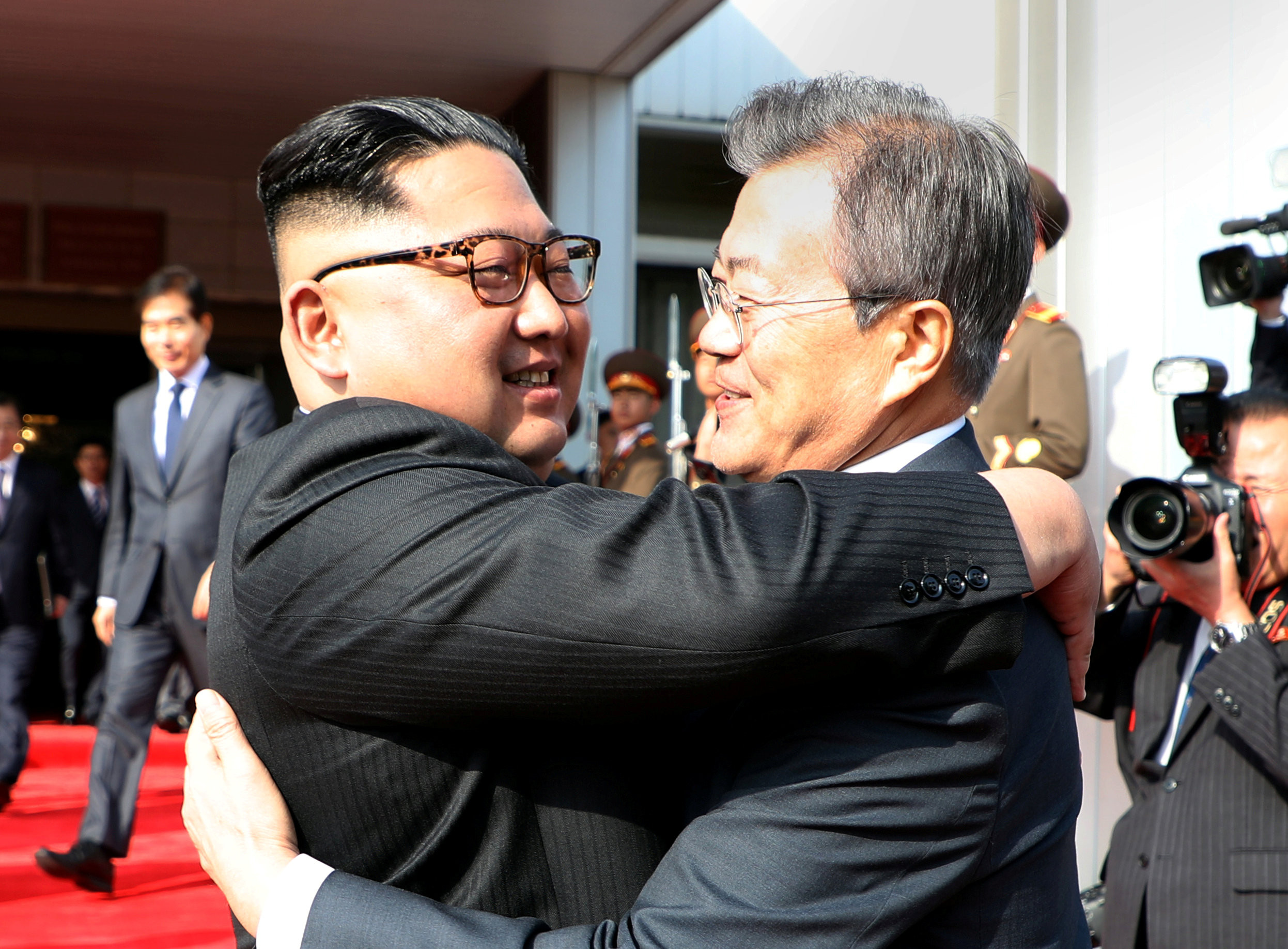▲南韓總統文在寅與北韓領導人金正恩二次會面，兩人相見時握手擁抱。（圖／路透社）