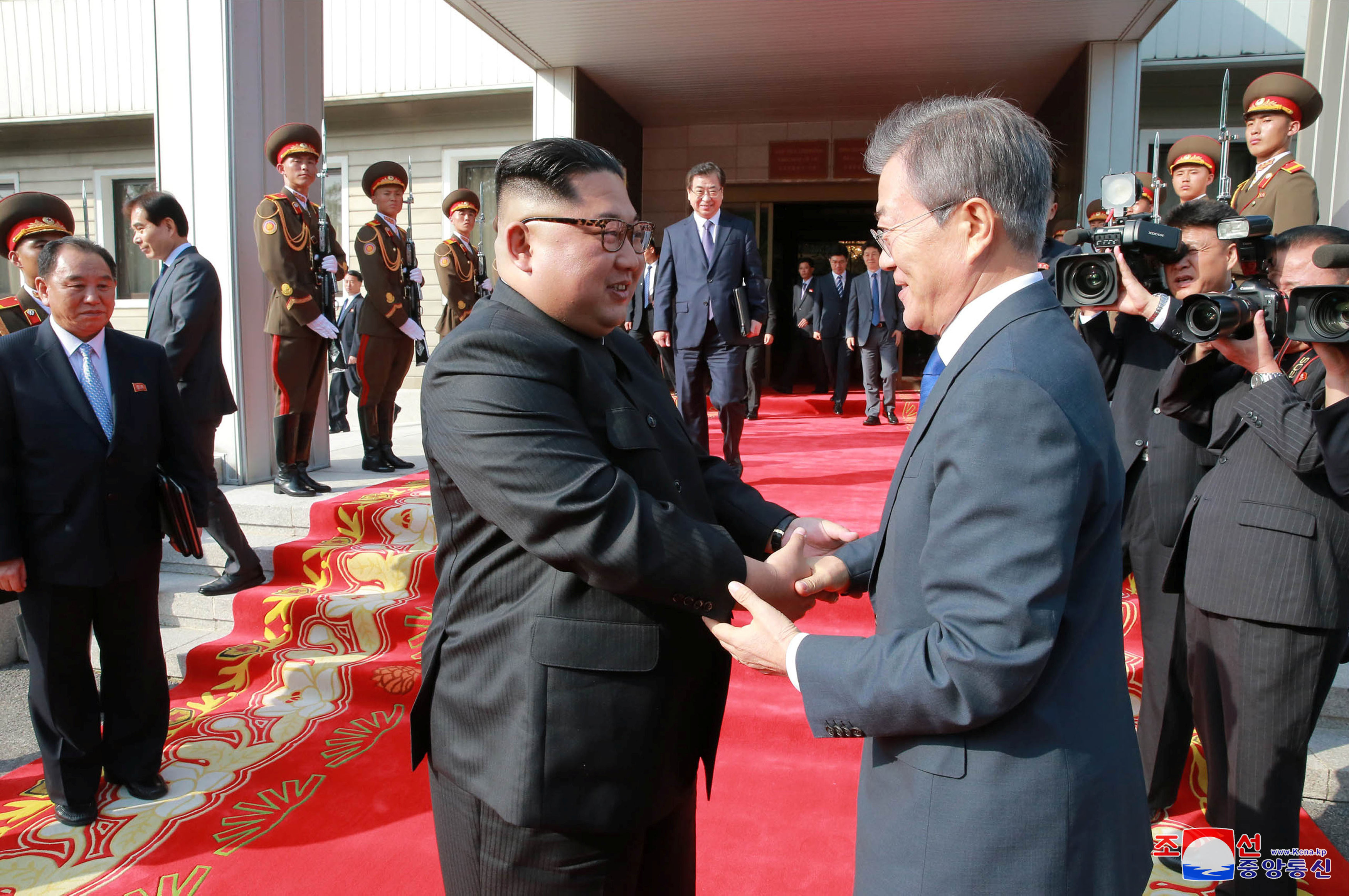 ▲南韓總統文在寅與北韓領導人金正恩二次會面，兩人相見時握手擁抱。（圖／路透社）