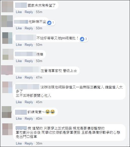 ▲一名海軍搭乘高雄捷運，英挺站著的模樣讓人相當感動與尊敬。（圖／翻攝自爆廢公社）