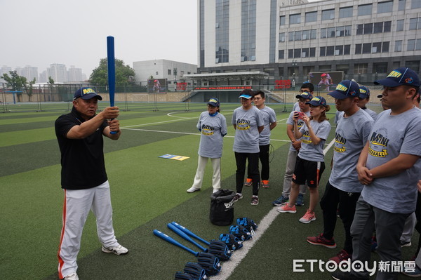 ▲鎖定年齡層6到10歲的「Mini Baseball」棒壘球運動，26日在北京交通大學附屬中學開辦師資培訓，邀請中職退役球員、體能訓練師前來授課。（圖／記者蔡浩祥攝）