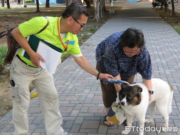 ▲台南市處動物保護檢查員，於公園稽查毛小孩寵物登記及狂犬病疫苗注射情形。（圖／動保處提供）