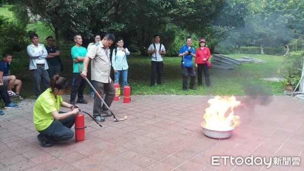 花蓮林管處池南森林遊樂區消防安全及防震複合式演練，特別加強模擬演練滅火器、消防栓、緩降機操作、防震及濃霧逃生等之操作。 （圖／花蓮林管處提供）