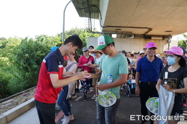 ▲桃園市大園區橫峰里健走暨資源回收活動，吸引千人參加。（圖／記者楊淑媛攝）