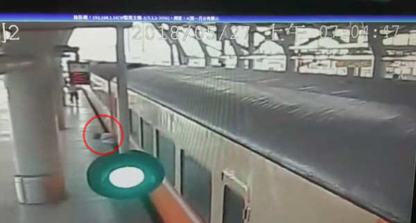 ▲屏東火車站發生女子強行上車卻卡月台事件。（圖／截自台鐵影片）