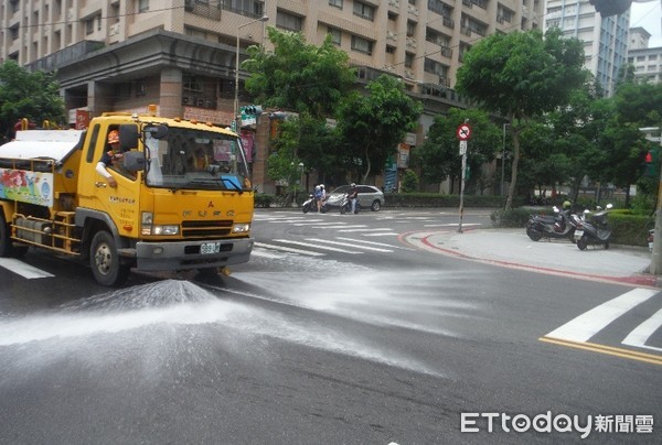 ▲▼因應高溫酷暑，新北市府派出灑水車於街道降溫。（圖／記者陳豐德翻攝）