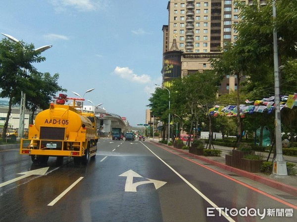 ▲▼因應高溫酷暑，新北市府派出灑水車於街道降溫。（圖／記者陳豐德翻攝）